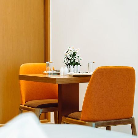 He Hotel Apartments Dubai Eksteriør bilde A table and chairs