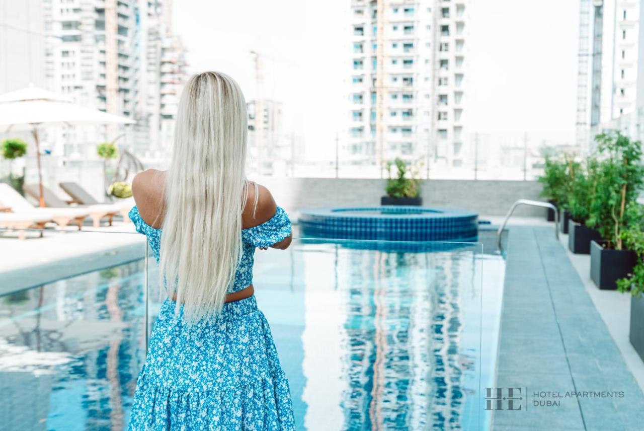He Hotel Apartments Dubai Eksteriør bilde A woman with long hair