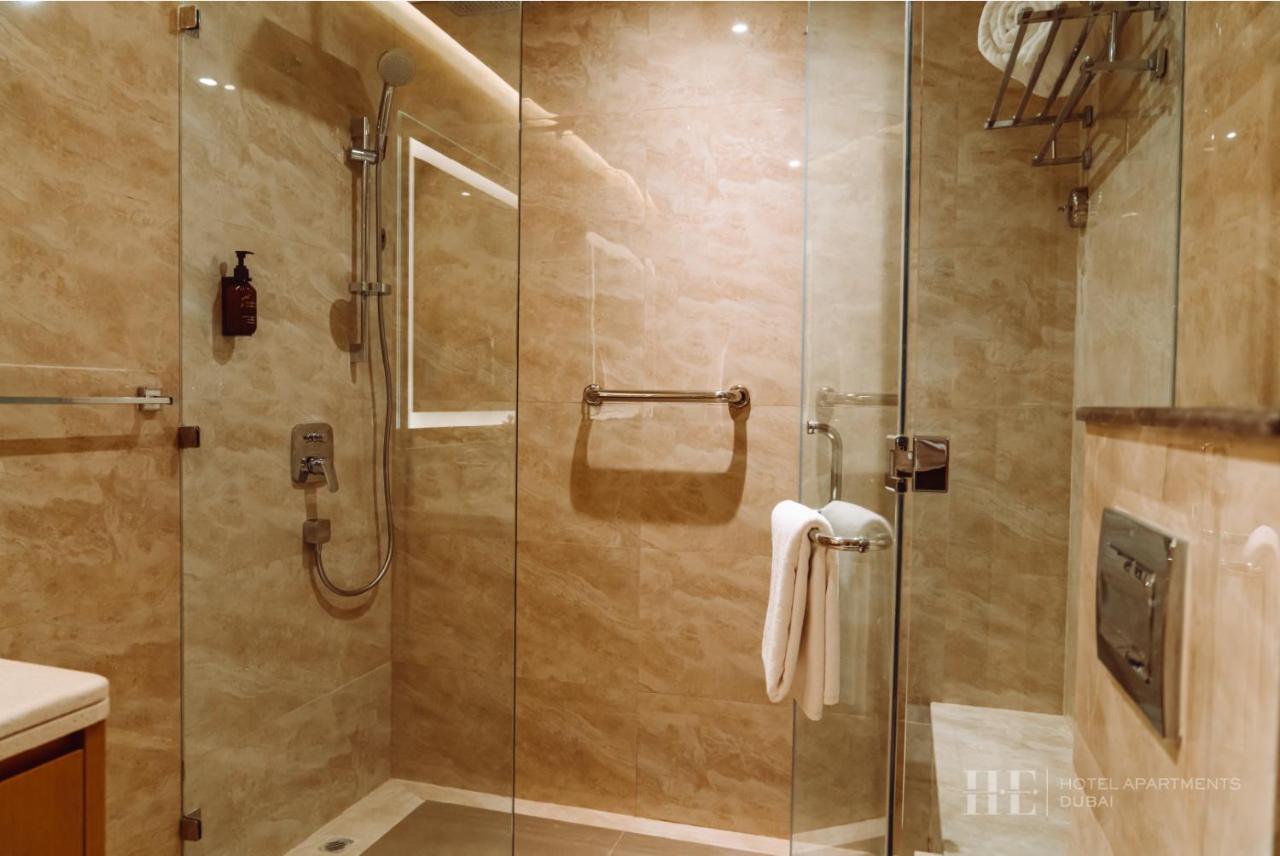He Hotel Apartments Dubai Rom bilde A shower cubicle