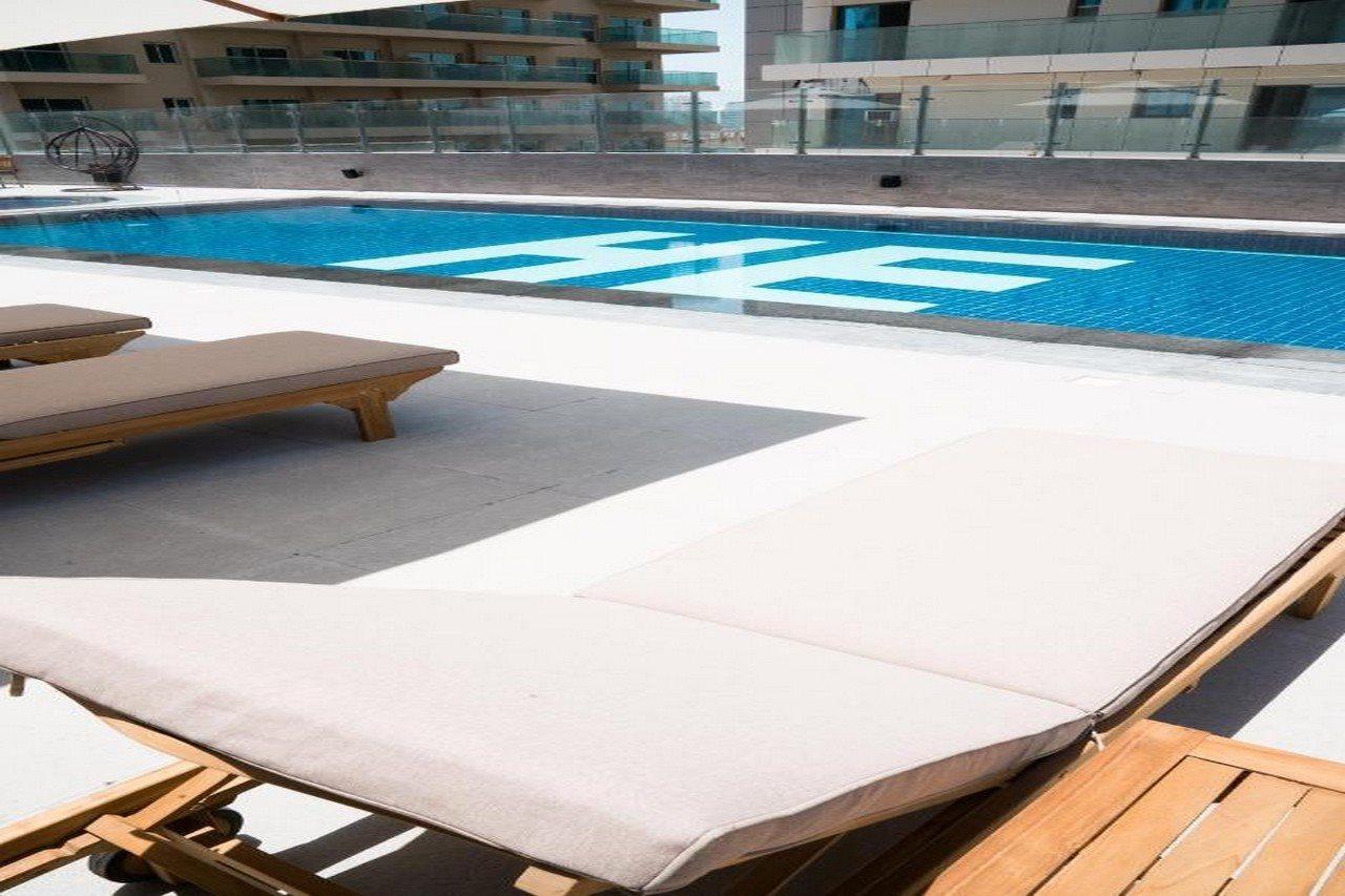 He Hotel Apartments Dubai Eksteriør bilde A pool cover