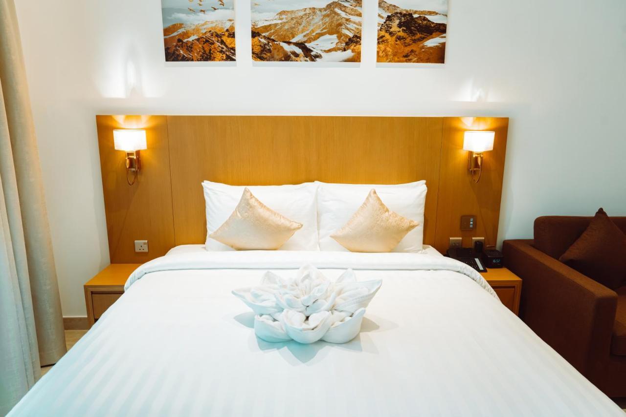 He Hotel Apartments Dubai Rom bilde A bed with a bedsheet