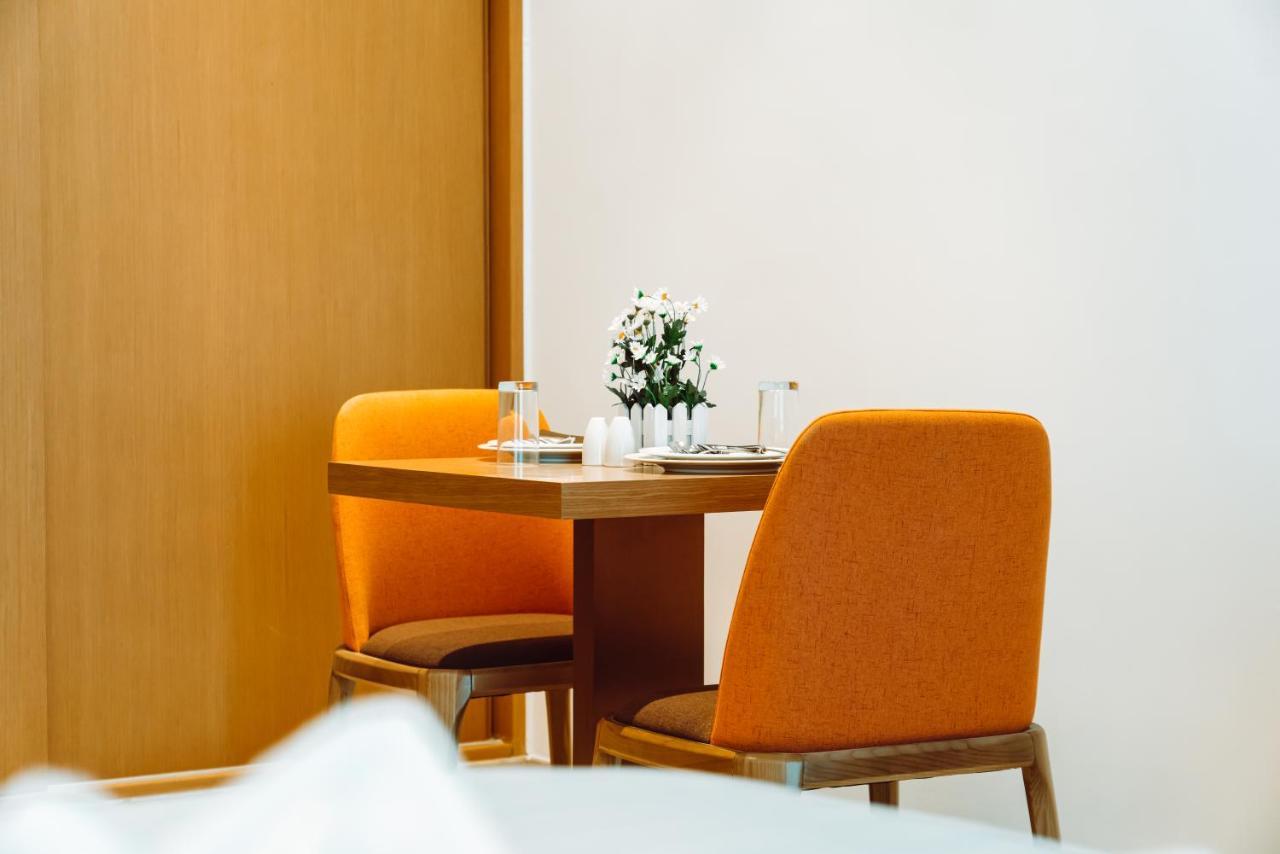 He Hotel Apartments Dubai Eksteriør bilde A table and chairs